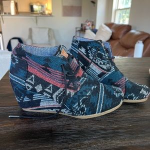 TOMS Navy Pattern Wedges